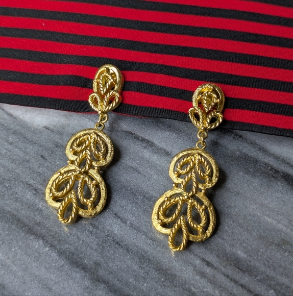 Trifari Textured Rope Openwork Dangle Gold Tone Clip On Earrings - Picture 1 of 9